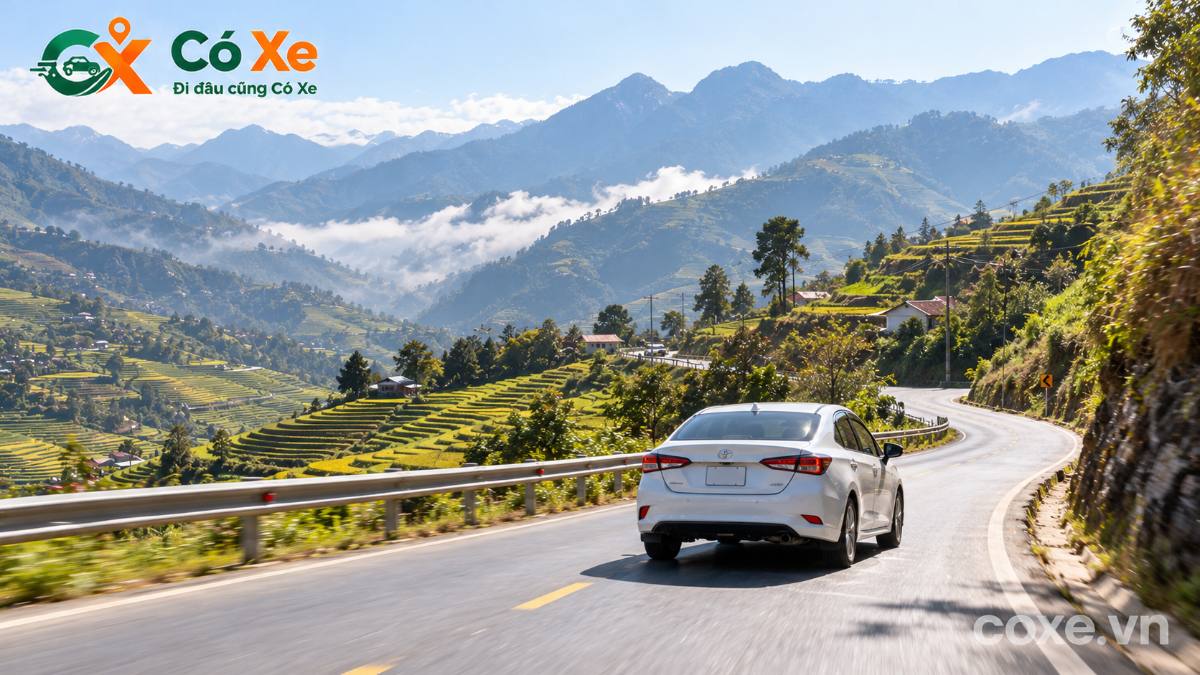 Xe 4 chỗ chạy trên đường từ Lào Cai lên Sapa